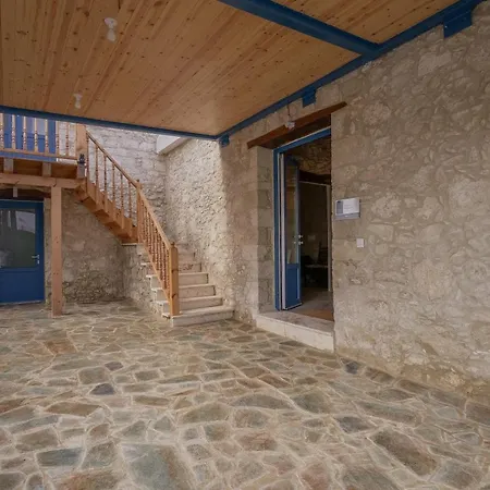 Phaedrus Living: Peristerona Traditional Maisonette *